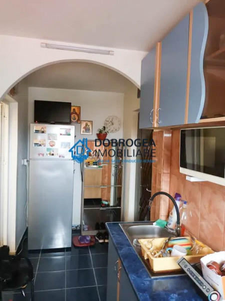 23 August, renovat, mobilat, AC