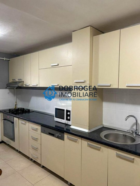 Zona E3, 3 camere, decomandat