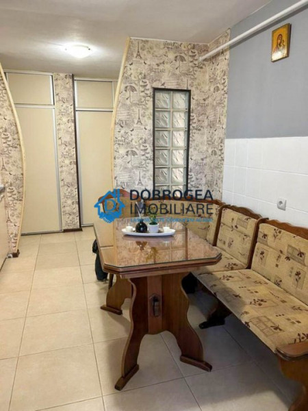 Zona E3, 3 camere, decomandat