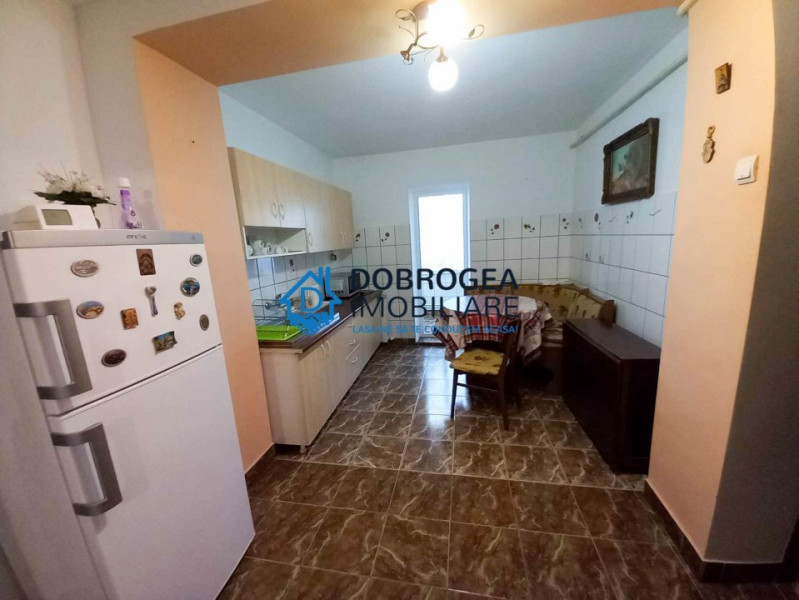 Zona E3, 3 camere, decomandat