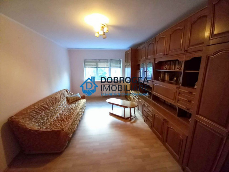 Zona E3, 3 camere, decomandat