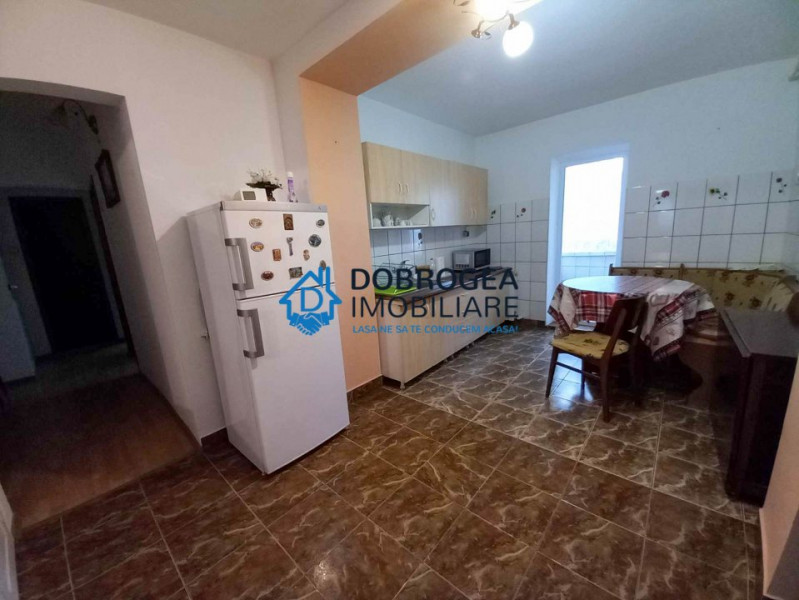 Zona E3, 3 camere, decomandat