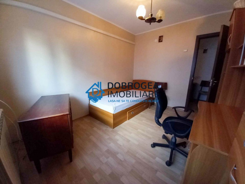 Zona E3, 3 camere, decomandat