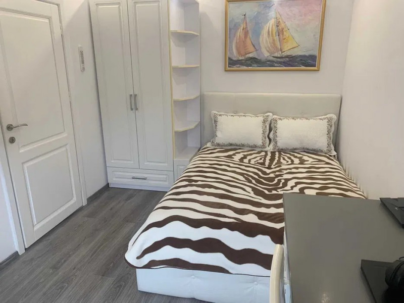 Spitalului, 3 camere, etaj 3, renovat total, mobilat si utilat complet