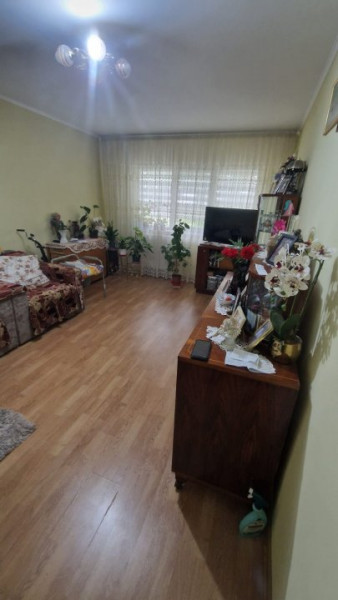 ZONA VARARIEI-APARTAMENT 2 CAMERE DECOMANDAT,ETAJ 3, CENTRALA GAZ
