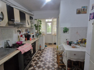 ZONA VARARIEI-APARTAMENT 2 CAMERE DECOMANDAT,ETAJ 3, CENTRALA GAZ