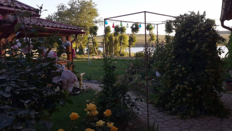 HORIA - 3 CAMERE ,SUPRAFATA 100 MP,TEREN 3000 MP CU DESCHIDERE LA LAC