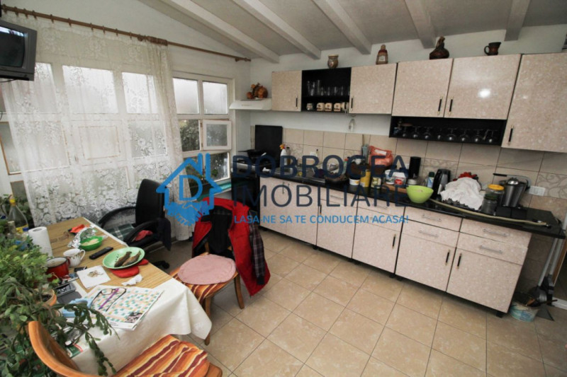 9 Mai -Camere de inchiriat pentru muncitori in vila, 9 camere, iesire la lac