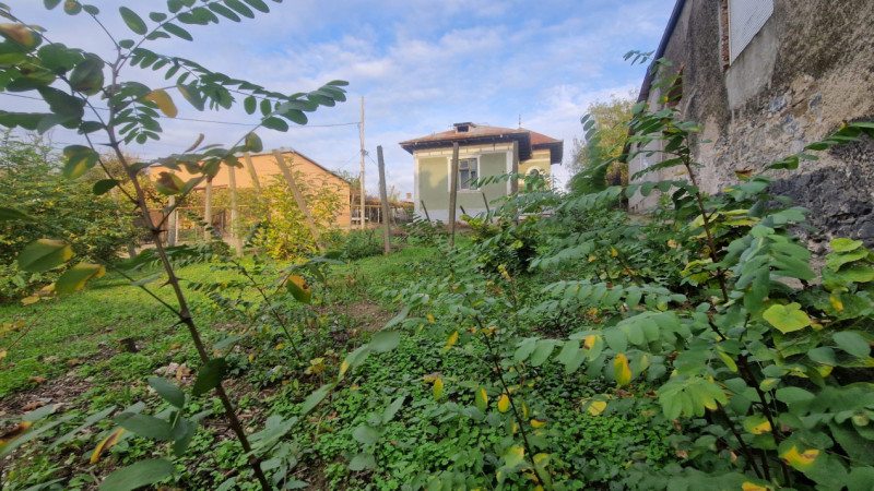 CASA DEMOLABILA ,TEREN 733 MP,  DESCHIDERE STRADALA 11,5 ML