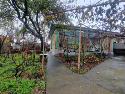 CASA 4 CAMERE , SUPRAFATA TOTALA 80 MP , TEREREN 355 MP, DESCHIDERE  17,5 ML