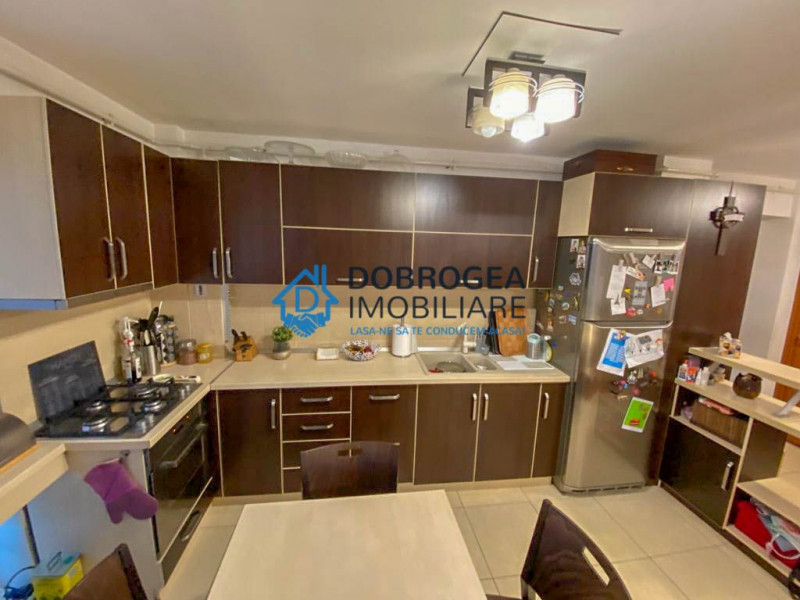 3 dormitoare+living, centrala gaz, 2 bai, garaj, boxa, mobilat, central