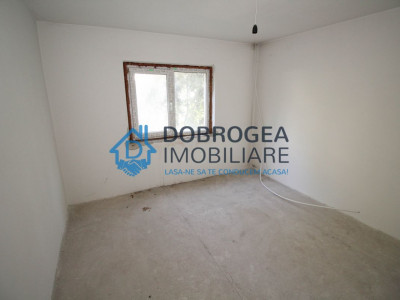 E3, 3 camere, decomandat, etaj 2, necesita renovare