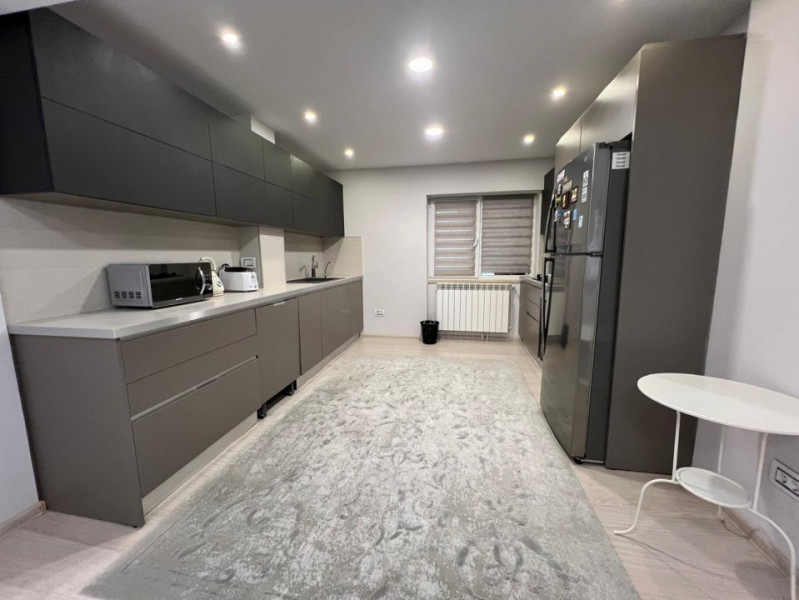 E3, 3 camere 100 mp, mobilat si renovat lux, parcare, centrala termica