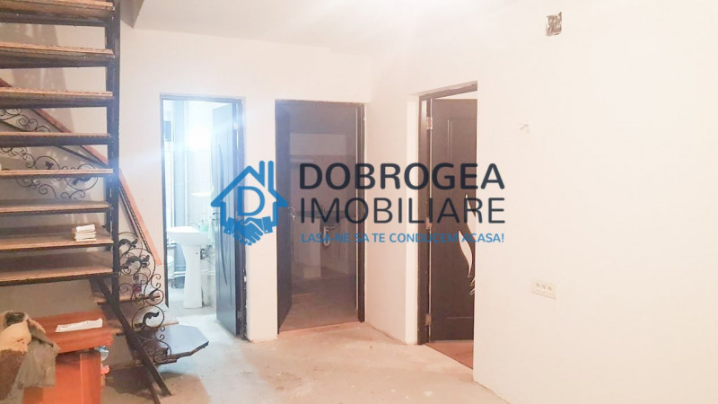 Zona La Rosa, casa P+1, 2 dormitoare, living, hol mare, 120 mp