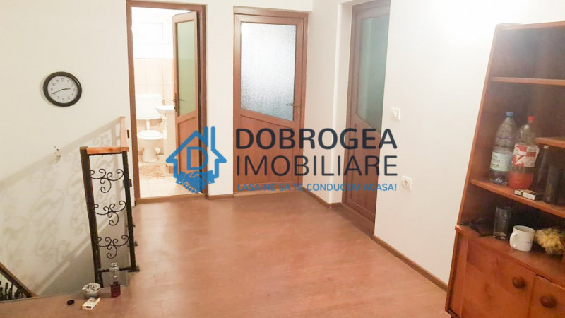 Zona La Rosa, casa P+1, 2 dormitoare, living, hol mare, 120 mp