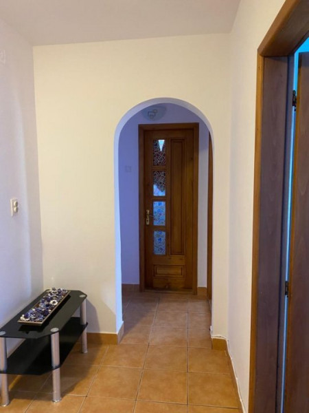 Spitalului, 3 camere, decomandat, centrala, mobilat